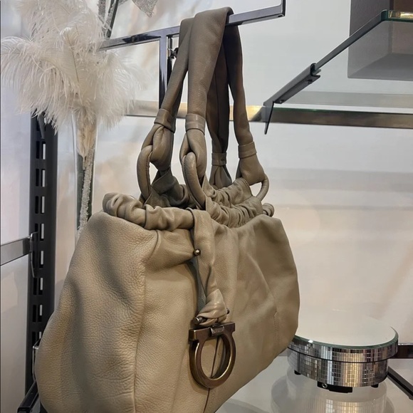 Salvatore Ferragamo handbag gorgeous. Taupe color - Picture 2 of 13